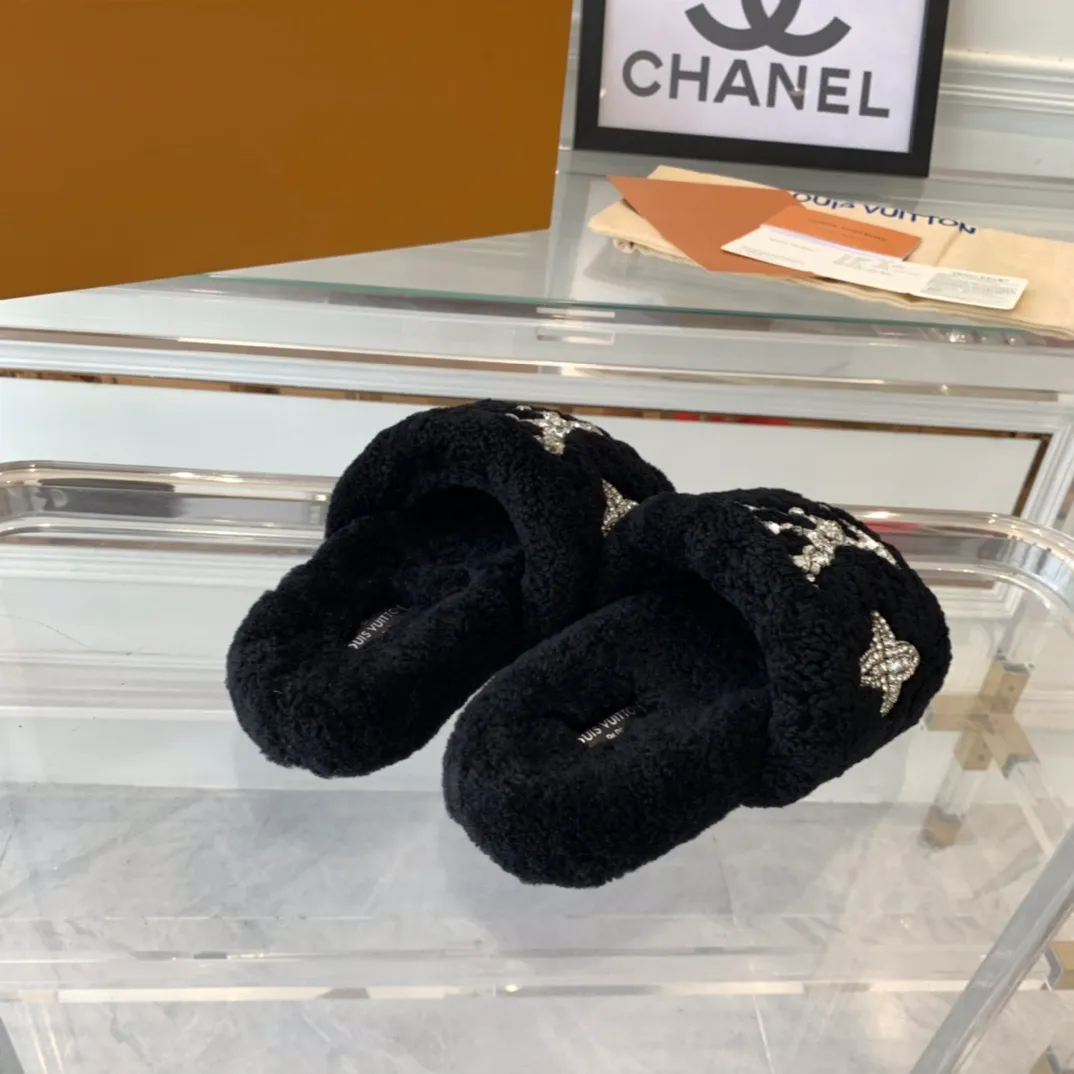 👟👟Ex-factory price 440👟👟 LV's new furry slippers, top version, made of fur and lambswool, hand-stitched with pure crystals, fashionable, low-key luxury, a must-have item for fairies, original molded non-slip rubber outsole Size: 35-40